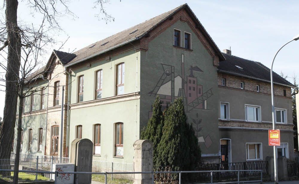 Das ehemalige Schulgebäude in der Bahnhofstraße in Hettstedt soll am Sonnabend versteigert werden.