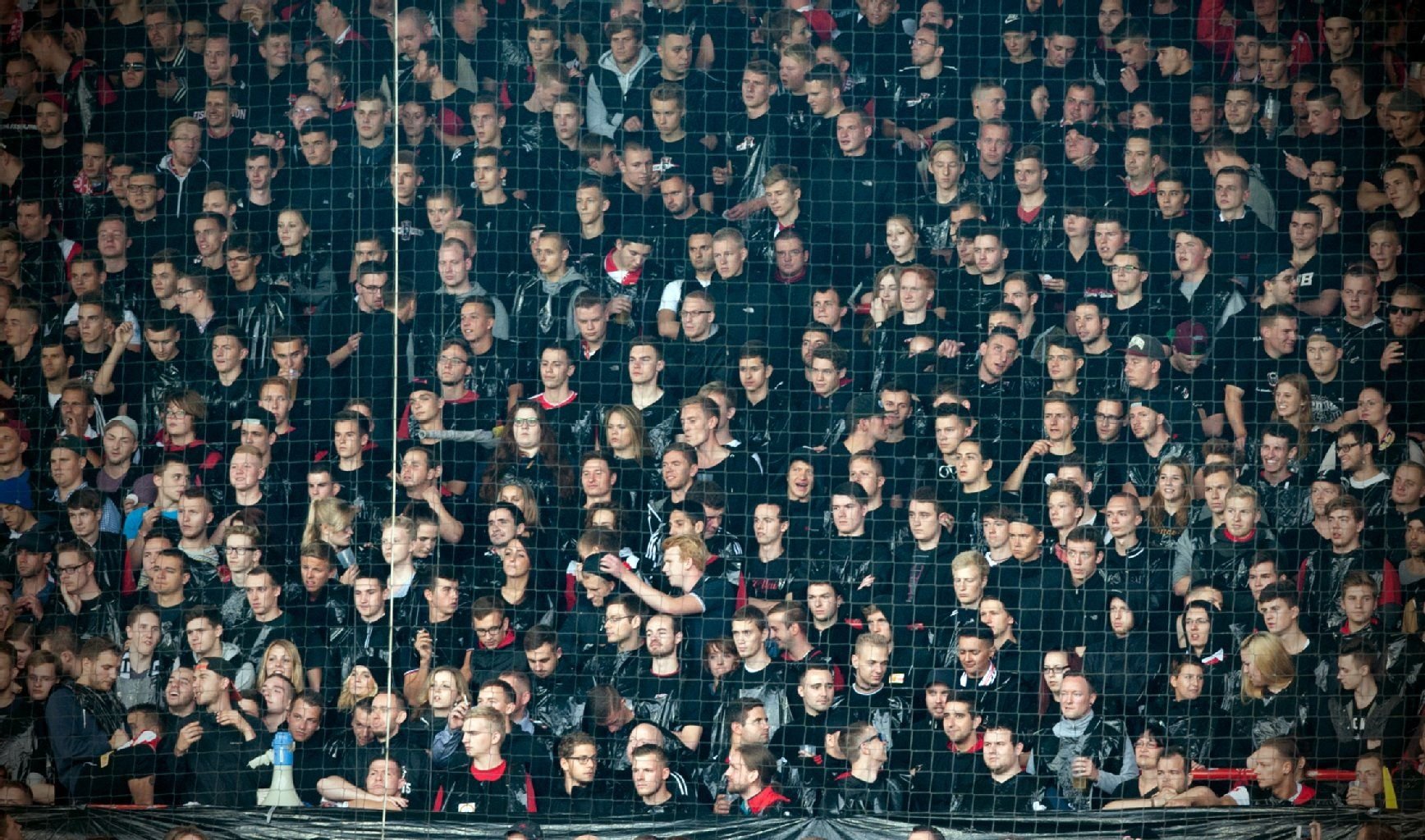 1.FC Union Fans in schwarz gekleidet als Protest gegen den RB Leipzig.