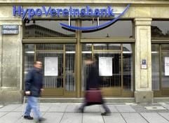Passanten gehen an einer Filiale der Hypovereinsbank vorbei. (Foto: dpa)
