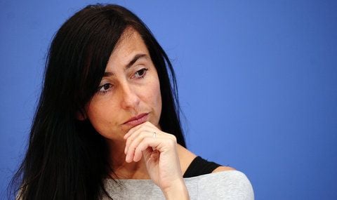 Die ehemalige «Super Nanny» Katharina Saalfrank wehrt sich gegen negative Berichterstattung. In einem Beitrag im Online-Magazin «Fernsehkritik-TV» wird der 41-Jährigen unter anderem vorgeworfen, sie habe eine Jugendliche in ihrer Sendung zu Gewalt angestiftet. (FOTO: DPA)