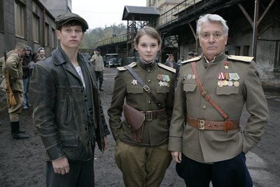 Die Schauspieler Vinzenz Kiefer (alias Kurt Meinel), Nadja Bobyleva (Lydia Burska) und Henry Hübchen (Oberleutnant Burski, v.l.) während der Dreharbeiten zum ARD Fernsehfilm «Uranberg» bei Kladno in der Nähe von Prag. (FOTO: DPA)