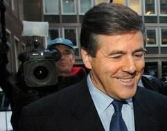 Der Vorstandvsorsitzende der Deutsche Bank AG, Josef Ackermann (M.), ist auf dem Weg ins Gericht. (Foto: dpa)