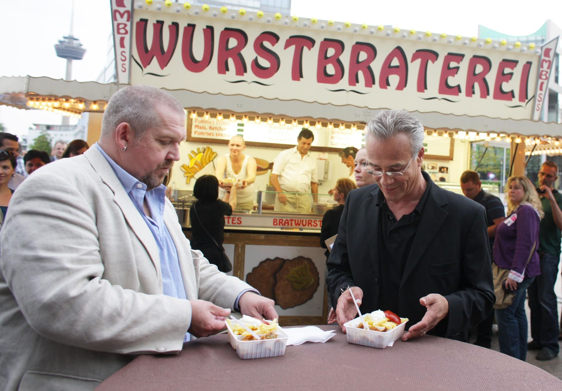 Currywurst an der Imbissbude aus dem Kölner Tatort essen? Das geht: Fans können der Bude im Kölner Rheinauhafen, nahe der Südbrücke, einen Besuch abstatten.