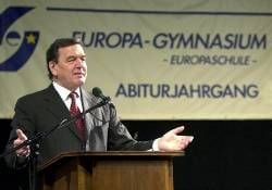 Bundeskanzler Gerhard Schröder spricht am Dienstag in Dessau während der Übergabe der Reifezeugnisse zu Absolventen des Europa-Gymnasiums. In diesem Jahr haben 70 Jugendliche an der anerkannten «Europaschule» das Abitur ablegt. Schröder war im August 2000 auf seiner Sommerreise durch die ostdeutschen Bundesländer von den Jugendlichen zu ihrer Abiturfeier eingeladen worden.