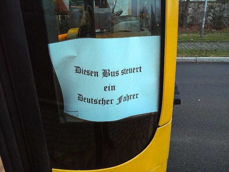 Ein Angestellter eines Subunternehmens der Dresdner Verkehrsbetriebe hatte am Montag an einer Seitenscheibe der Fahrerkabine ein Blatt angebracht, auf dem stand: „Diesen Bus steuert ein Deutscher Fahrer“.