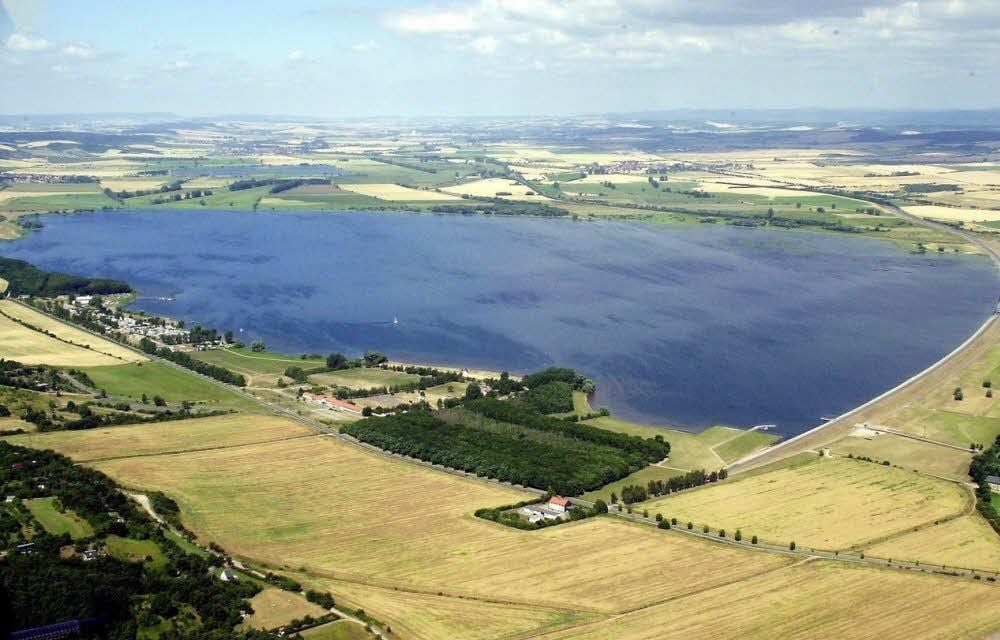 Blick auf die Talsperre in Kelbra. Der See ist der größte der Region.