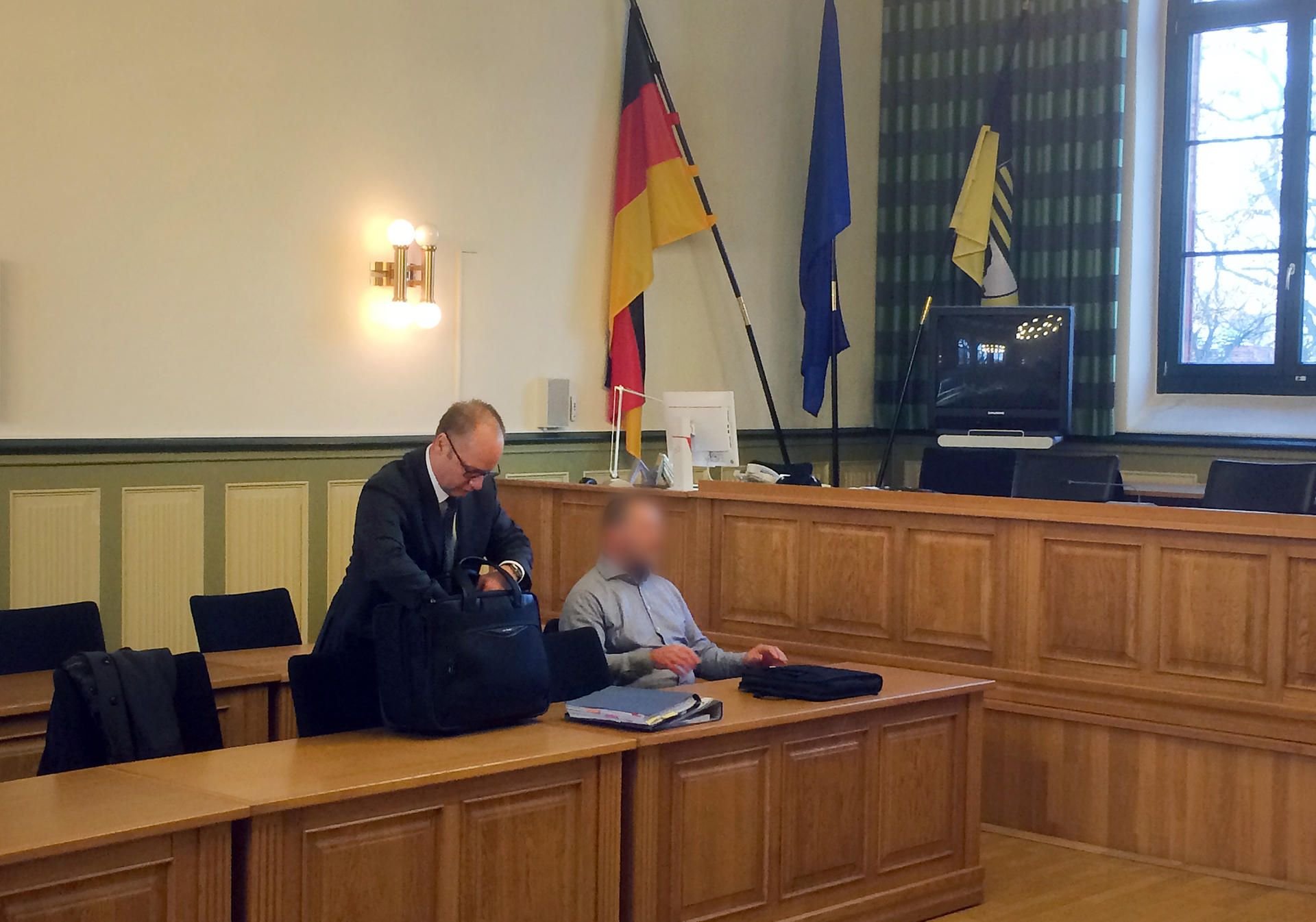 Blick in das Landgericht in Stendal: Der Angeklagte Ex-Stadtrat und sein Verteidiger warten auf das Urteil im Prozess um die Wahlaffäre.