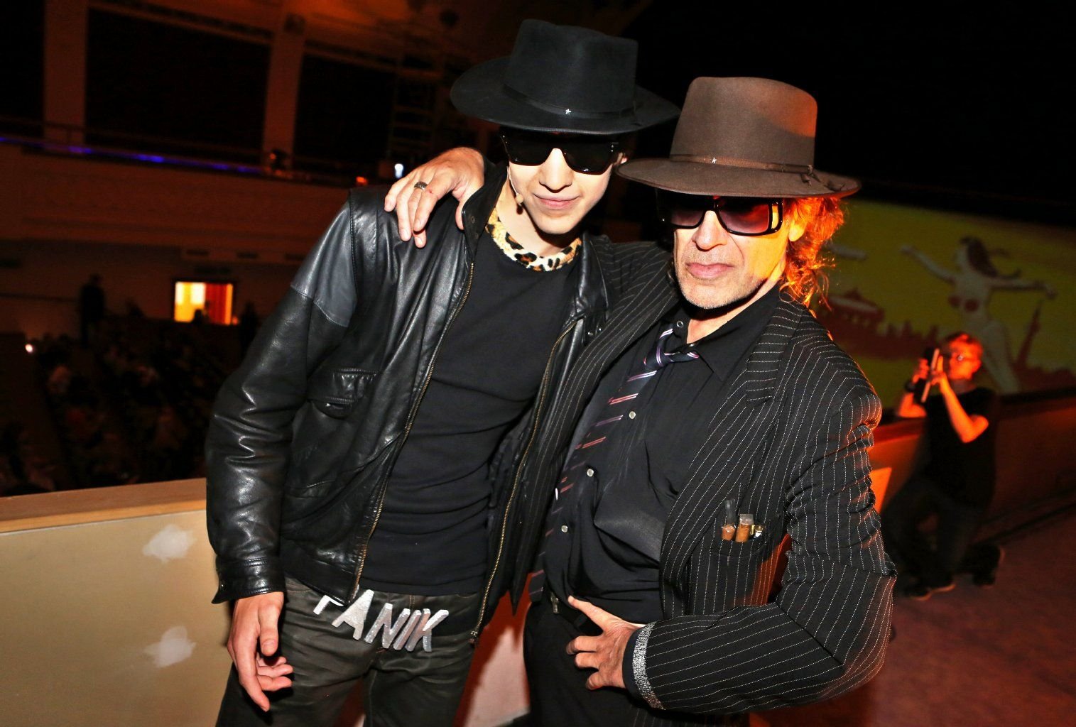 Der deutsche Rockmusiker Udo Lindenberg (l) und Lindenberg-Darsteller Florian Wege posieren in Leipzig (Sachsen).