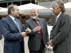 Die ehemalige Vereinsführung des 1. FC Kaiserslautern steht im Juli 2002 bei der Saisonpressekonferenz am 22.07.2002 in der Wartenberger Mühle (vl) beisammen: Jürgen Friedrich, Robert Wieschemann und Gerhard Herzog. (Foto: dpa)