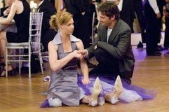 Jane (Katherine Heigl) sitzt in einem Kleid auf dem Parkett, während Kevin (James Marsden) neben ihr hockt und ihre Hand hält (undatierte Filmszene). Der Film «27 Dresses» erzählt die Geschichte von Jane, die eben diese 27 Kleider auf 27 Hochzeiten als Brautjungfer getragen hat. Doch bis der Weg auch für sie vor den Traualtar führt, hat sie einige emotionale Irrwege und romantische Fallen zu überwinden. (Foto: dpa)
