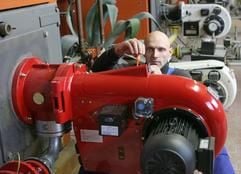 Monteur Ingo Neumann kontrolliert den Brenner an einem Heizkessel des Bio-Heizkraftwerkes in Iden (Landkreis Stendal). (Foto: dpa)