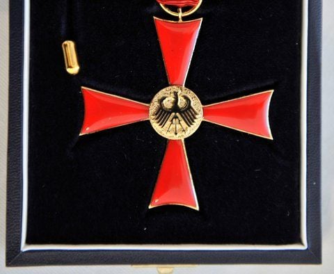 Der Verdienstorden der Bundesrepublik Deutschland, umgangssprachlich Bundesverdienstkreuz genannt, ist der einzige Verdienstorden Deutschlands.
