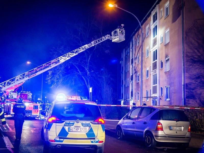 Polizei und Feuerwehr sind am Ort eines Brandes im Einsatz. Foto: Patrick Spalke