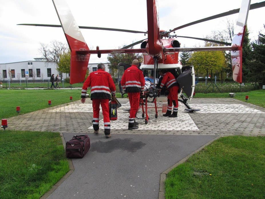 Vor dem Bitterfelder Krankenhaus wird ein Patient eingeladen.
