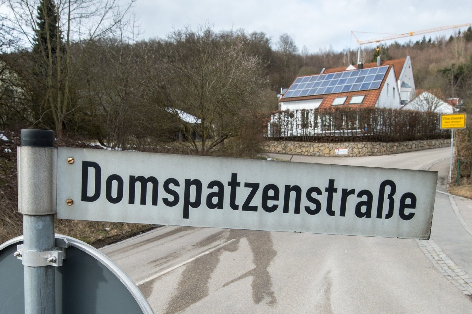 Die Domspatzenstraße in Etterzhausen. In dem Ort war bis 1980 die Domspatzen-Vorschule untergebracht, das Gebäude wurde mittlerweile abgerissen.