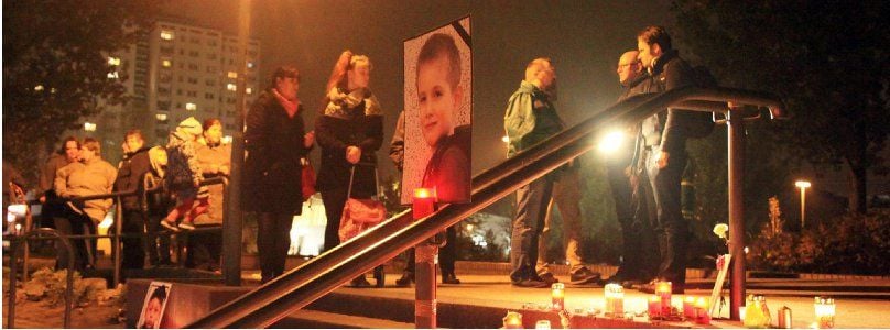 Vor einem Foto des ermordeten Elias aus Potsdam brennen Kerzen.