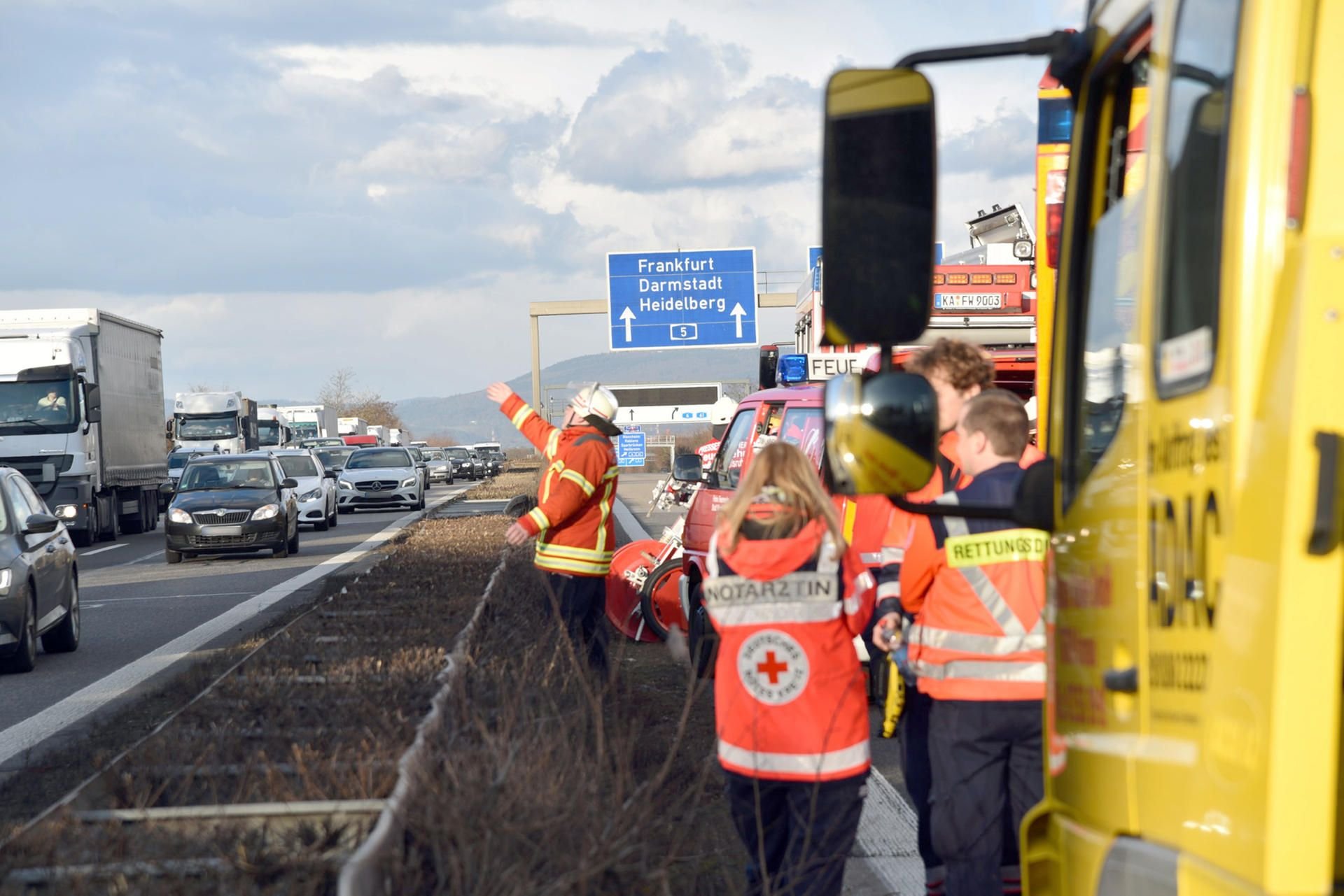Rettungskräfte bei einem Unfall auf der A5, bei dem es auf der Gegenfahrbahn zu einem „Gafferunfall“ kam.