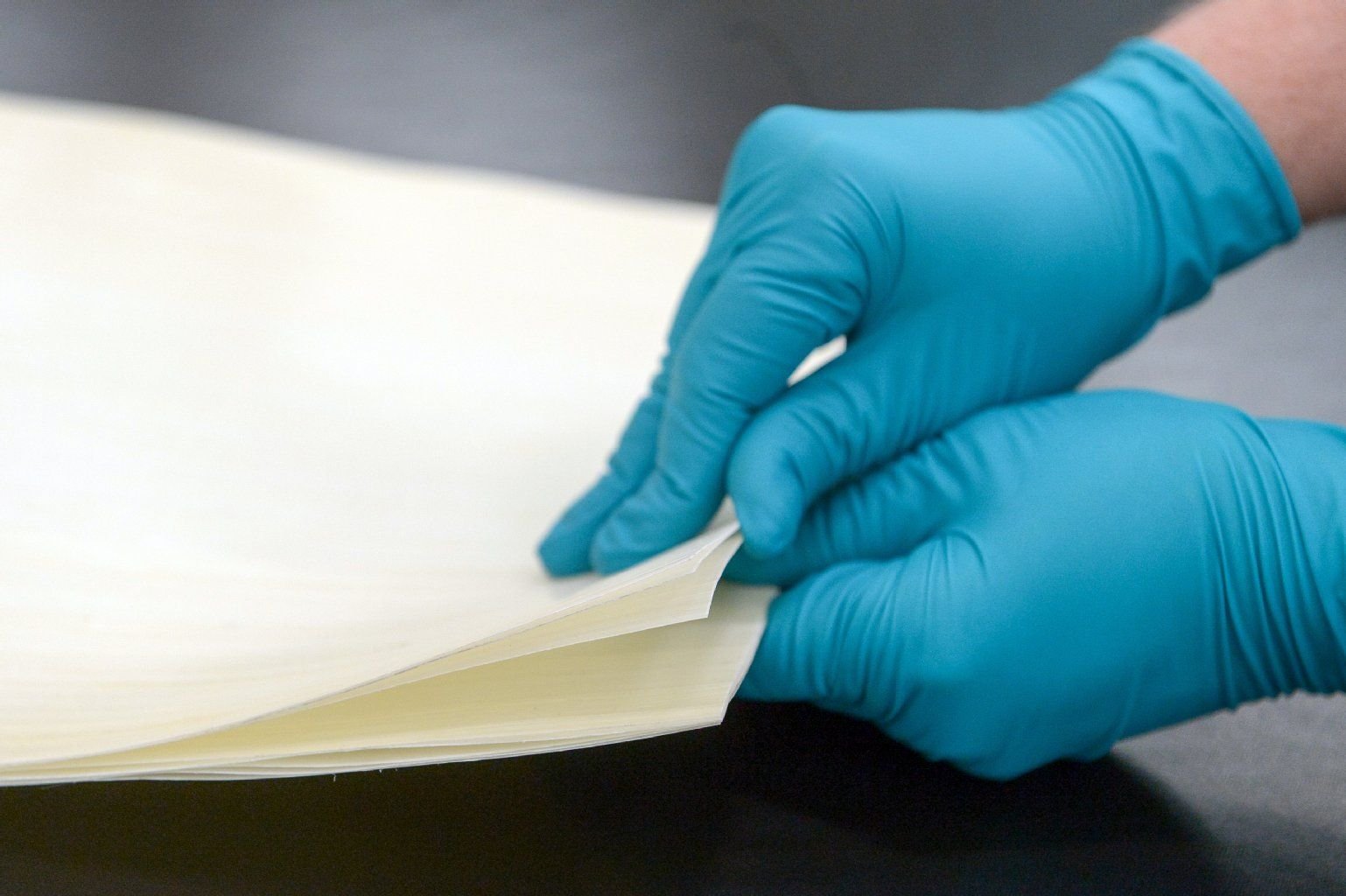 Bögen aus Polymerfasern werden kontrolliert