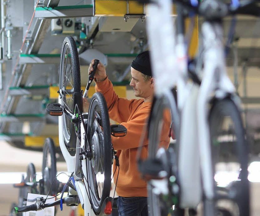Ein Mifa-Mitarbeiter montiert im Sangerhäuser Werk ein E-Bike.