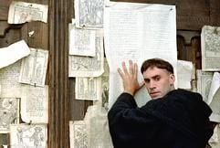Martin Luther (gespielt von Joseph Fiennes) schlägt in dem neuen Kinofilm «Luther» im Jahr 1517 seine Thesen an die Tür der Wittenberger Schlosskirche. Luther wird 1505 Mönch im Erfurter Augustiner-Kloster, 1510 beginnt er ein Theologiestudium in Wittenberg. Durch seine 95 Thesen gegen den von Papst Leo X. initiierten Ablasshandel bringt er Rom gegen sich auf. (Foto: dpa)