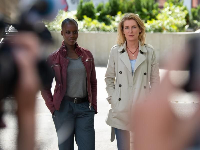 Die Schauspielerinnen Maria Furtwängler (r) und Florence Kasumba beim Dreh in Göttingen. Foto: Swen Pförtner