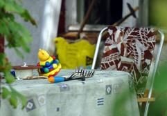 In der Kleingartenanlage «Einigkeit» in Frankfurt (Oder) liegt am Dienstag (02.08.2005) Kinderspielzeug auf einem Tisch. Der Garten wurde zuvor von der Kriminalpolizei durchsucht, da er von der 39-jährigen Frankfurterin genutzt wird, die im Verdacht steht, neun ihrer Kinder jeweils nach der Geburt getötet und die Leichen auf einem weiteren Grundstück in Brieskow-Finkenheerd südlich von Frankfurt (Oder) versteckt zu haben. (Foto: dpa)