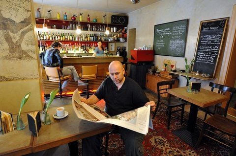 Oliver Czech genießt eine ruhige Minute in seinem Café. (FOTO: THOMAS MEINICKE)
