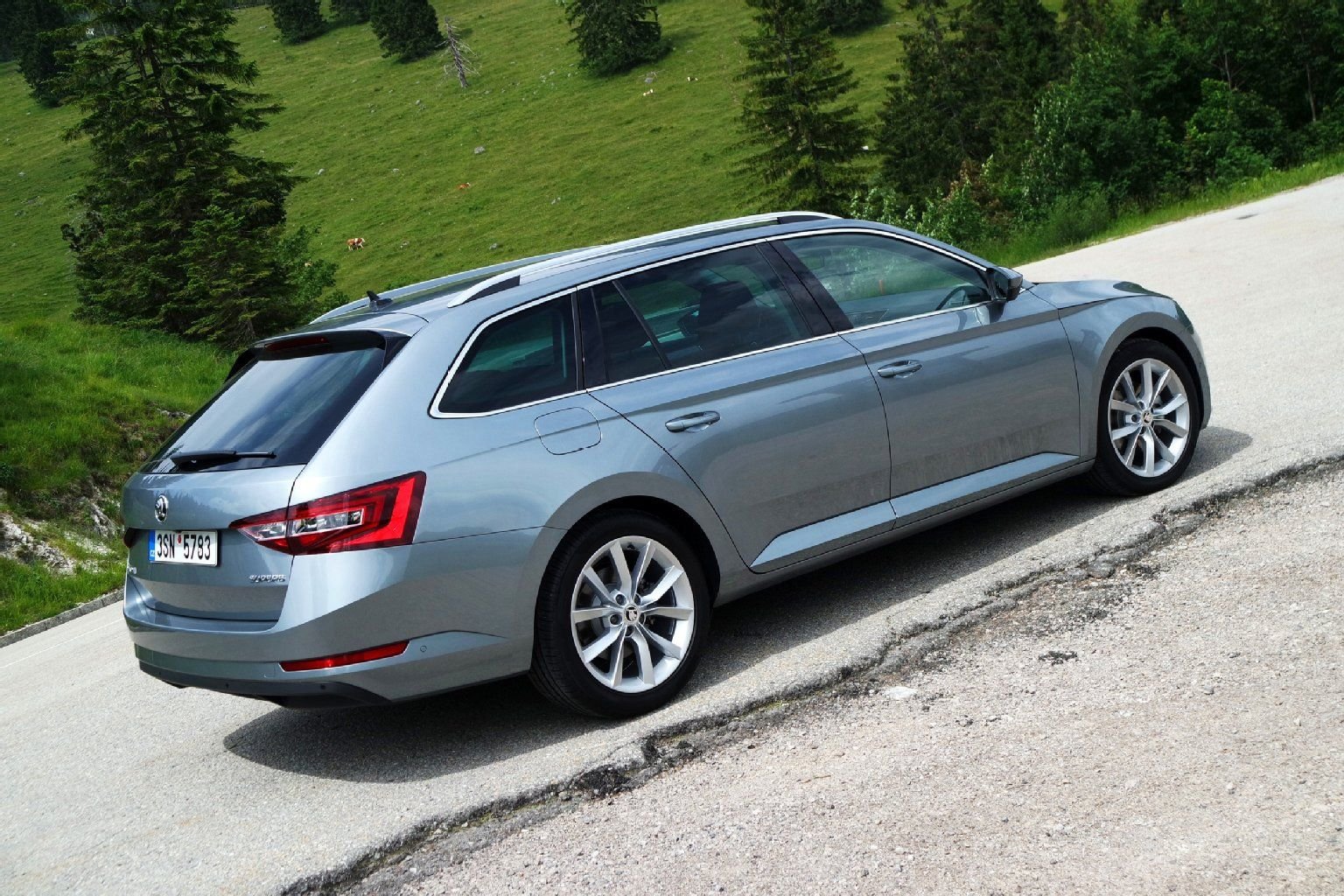 Skodas Superb Combi fährt auf Platz 1 der oberen Mittelklasse und kostet jeden Monat 606 Euro.