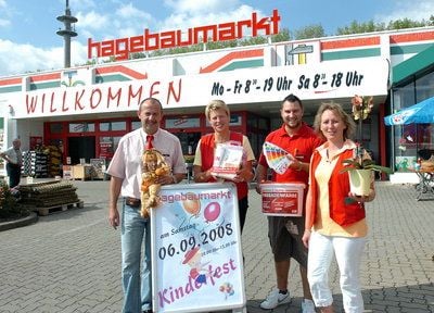 Seit 15 Jahren gibt es den Hagebaumarkt in Hettstedt. Grund zur Freude ist das für Filialleiter Otmar Buchhorn sowie Mitarbeiter Conny Mahnert, Stefan Kredatus und Manuela Probst (v.l.). (Foto: Jürgen Lukaschek)