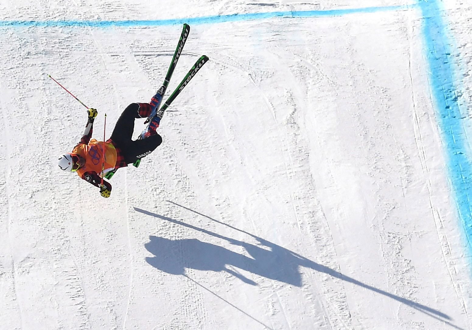 Ein Ski-Freestyler verliert die Kontrolle und stürzt.