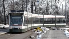 Eine Straßenbahn vom Typ Combino in Augsburg fährt durch eine Kurve (Archivfoto vom 13.02.2004). Der Hersteller Siemens startete eine Rückrufaktion bei Fhrzeugen dieses Typs, die mehr als 120.000 Kilometer Fahrleistung haben, weil in der Karosserie Risse auftreten können. Rund 400 Fahrzeuge wurden weltweit ausgeliefert, allein in Augsburg mussten 16 Straßenbahnen vorübergehend stillgelegt werden. (Foto: dpa)