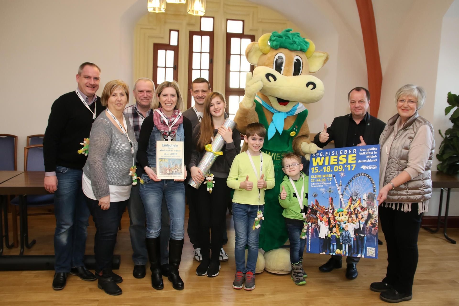 Fast die komplette Familie Lueddecke/Heuchert, Siegmund Michalski , Leiter des Eigenbetriebes Märkte, Oberbürgermeisterin Jutta Fischer (von links) und natürlich mittendrin Wiesi präsentieren das neue Plakat.
