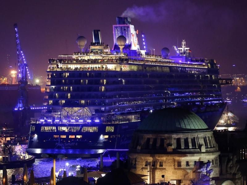Ein Kreuzfahrtschiff auf den „Cruise Days” 2015 im Hafen von Hamburg. Foto: Bodo Marks/Archiv