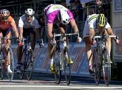Der australische Radprofi Robbie McEwen siegt am Mittwoch (15.05.2002) im französischen Straßburg auf der vierten Etappe des Giro d'Italia über 232 Kilometer von Esch-sur-Alzette (Luxemburg) nach Straßburg vor dem Italiener Mario Cipollini. Der Italiener hat damit seinen dritten Etappensieg beim 85. Giro de Italia knapp verpasst. dpa