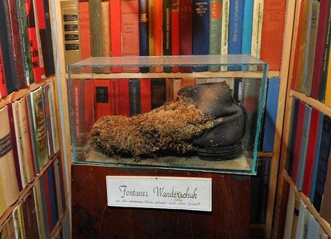 «Fontanes Wanderschuh» ist am 12.12.2012 in Radebeul (Sachsen) im Museum von Objektkünstler Reinhard Zabka zu sehen. (FOTO: DPA)