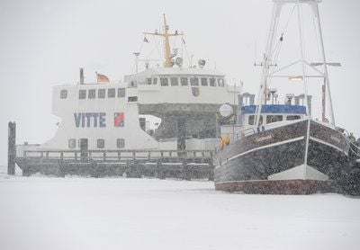 Die Hiddensee-Fähre «Vitte» liegt im Hafen von Schaprode (Rügen). Sie hatte die Insel zuletzt am vergangenen Donnerstag erreicht. (FOTO: DPA)
