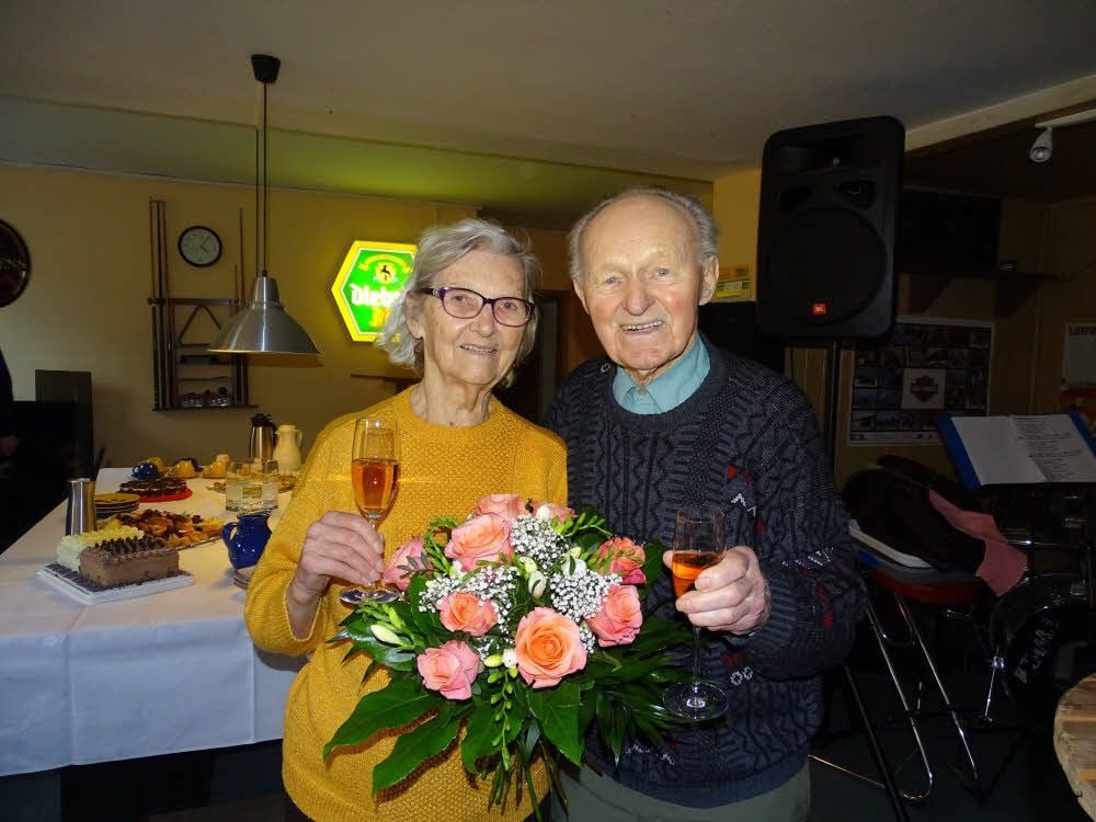 Allen Grund anzustoßen haben Elsbeth und Hans Jahn: 67,5 Jahre sind sie verheiratet.