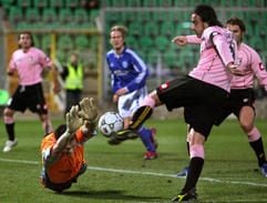 Fußball UEFA- Pokal Achtelfinal-Hinspiel US Palermo-FC Schalke 04 am Donnerstag (09.03.2006) in Palermo: Der Schalker Torwart Frank Rost hechtet nach einem Fehler dem Ball nach während Simone Barone von US Palermo (r) riskieren versucht zu zu schießen. (Foto: dpa)
