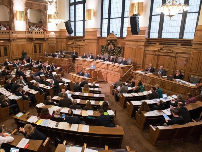 Abgeordnete verfolgen im Rathaus in Hamburg die Sitzung der Hamburgische Bürgerschaft. Foto: Daniel Reinhardt