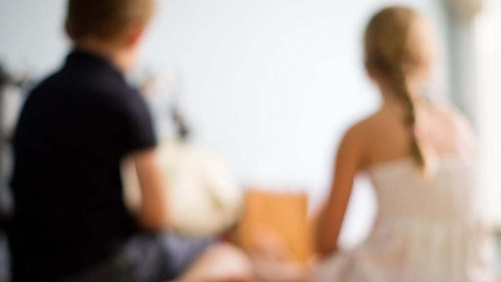 Wenn Geschwister zusammen spielen, führt das manchmal zu Streit. Werden die Auseinandersetzungen zu heftig, sollten die Eltern eingreifen und vermitteln. Foto: Rolf Vennenbernd