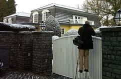Ein Bildjournalist fotografiert am Montag (15.12.2003) in Tötensen (Kreis Harburg) die Villa des Musikproduzenten Dieter Bohlen. Bohlens Villa war erneut Ziel von Einbrechern. (Foto: dpa)