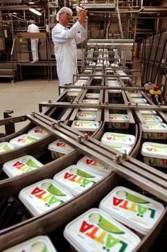 Im Werk Pratau (Kreis Wittenberg) der Unilever Bestfoods Deutschland kontrolliert Siegmund Dornburg eine Abfülllinie für Lätta-Margarine. (Archivfoto: dpa)