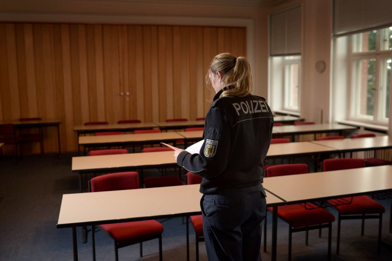 Die Bundespolizistin Kristin Imken ist von Beruf „Personenbegleiter Luft“.