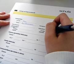 Ein Antrag für die Schufa-Selbstauskunft wird ausgefüllt. Verbraucher können künftig ihre Schufa-Datenonline einsehen. (Foto: dpa)