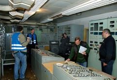 In der Schaltzentrale des so genannten «Honecker-Bunkers» in Prenden nahe Barnim in Brandenburg stehen Mitglieder vom Berliner Bunkernetzwerk e.V. und Journalisten. (Foto: dpa)