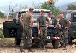 Deutsche Soldaten warten am Freitag (31.08.2001) im Lager der Bundeswehr auf dem Berg Erebino bei Tetovo auf ihren Einsatz. In dem Lager richten sich die Soldaten für ihren Nato-Einsatz "Essential Harvest" zur Entwaffnung albanischer Rebellen in Mazedonien ein.