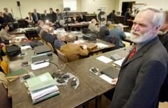 ICE-Opfersprecher Heinrich Löwen (r) steht am Mittwoch (15.01.2003) im Sitzungssaal des Landgerichts in Hannover, in dem der Eschede-Prozesses nach seiner Verlegung in die niedersächsische Landeshauptstadt fortgesetzt wird. Internationale Gutachter (M) sollen zur Ursache des Radreifenbruchs aussagen, der das Unglück auslöste. Die Strafkammer will von den Gutachtern wissen, ob der Radreifen nach dem Stand der Technik richtig konstruiert und dimensioniert war und ob er so lange hätte genutzt werden dürfen. Im Prozess müssen sich drei Ingenieure wegen fahrlässiger Tötung und Körperverletzung verantworten. (Foto: dpa)