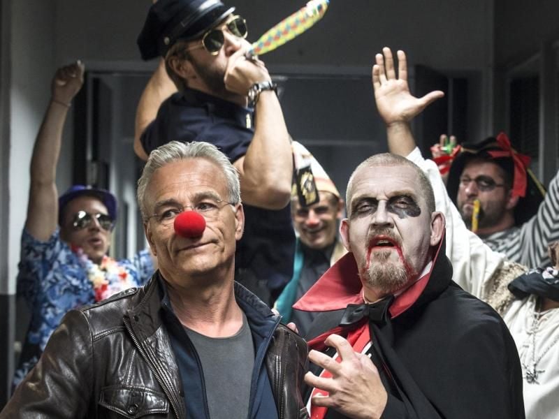Kommissar Freddy Schenk (Dietmar Bär, r) geht als Vampir, während sein Kollege Max Ballauf (Klaus J. Behrendt) eher widerwillig die Pappnase trägt. Foto: WDR/Thomas Kost