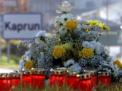 Blumen und Kerzen für die Opfer (FOTO: ARCHIV/DPA)