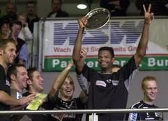 Handballer Joel Abati (SC Magdeburg) streckt am Samstag (26.10.2002) in der Magdeburger Bördelandhalle die Siegerschale nach oben.)
